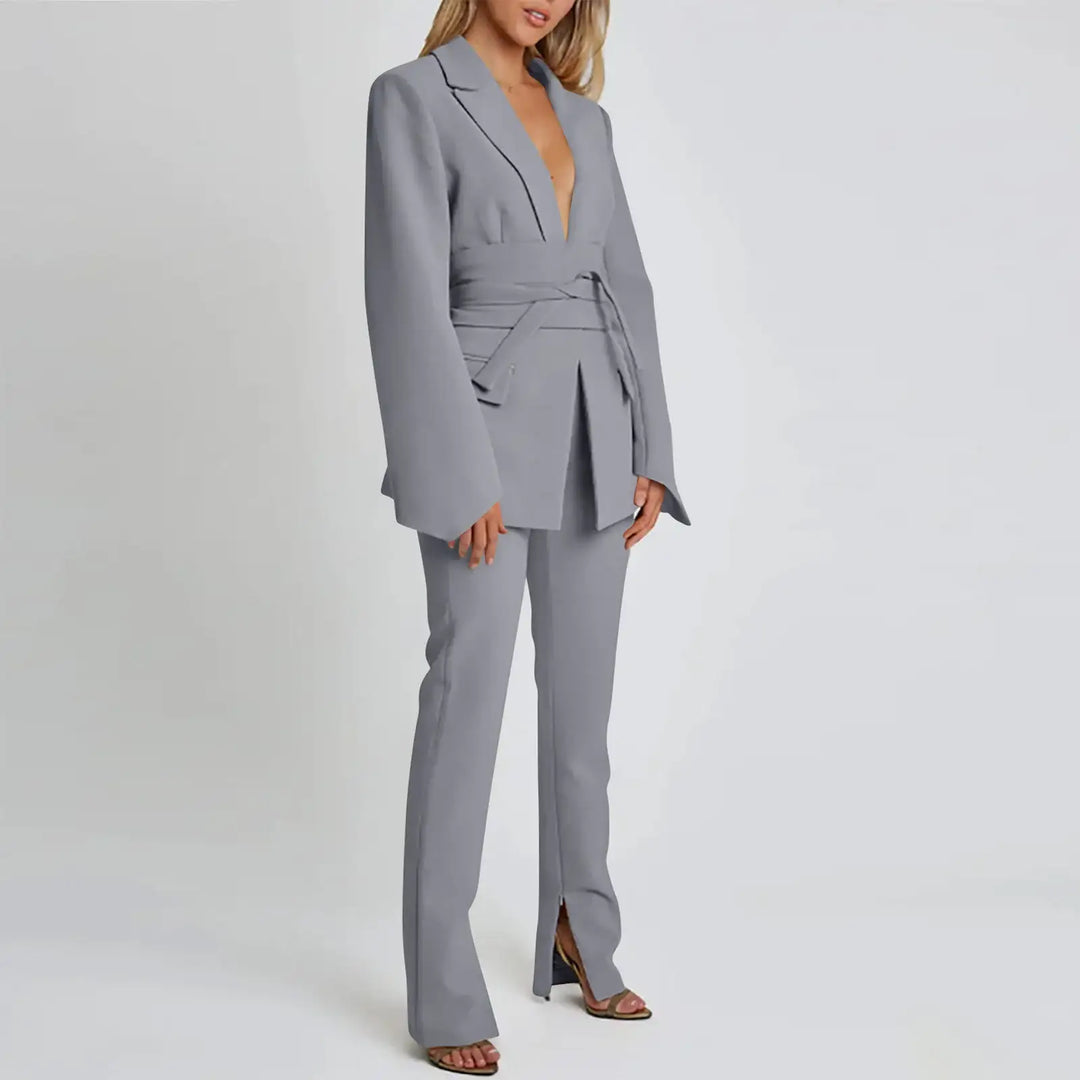 Grauer Hosenanzug mit Wickel-Blazer. Damenmode bei IsabellBoutique030.