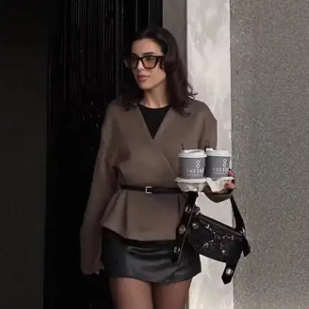 Modische Frau mit Kaffeetassen, brauner Blazer, schwarzem Rock, Stilbewusstsein. IsabellBoutique030