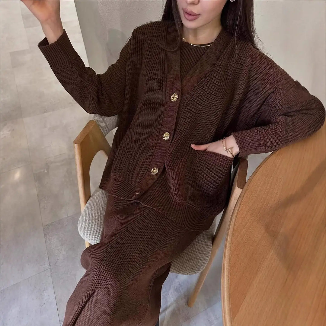 Braunes Strick-Set mit goldenen Knöpfen. Damenmode von IsabellBoutique030.