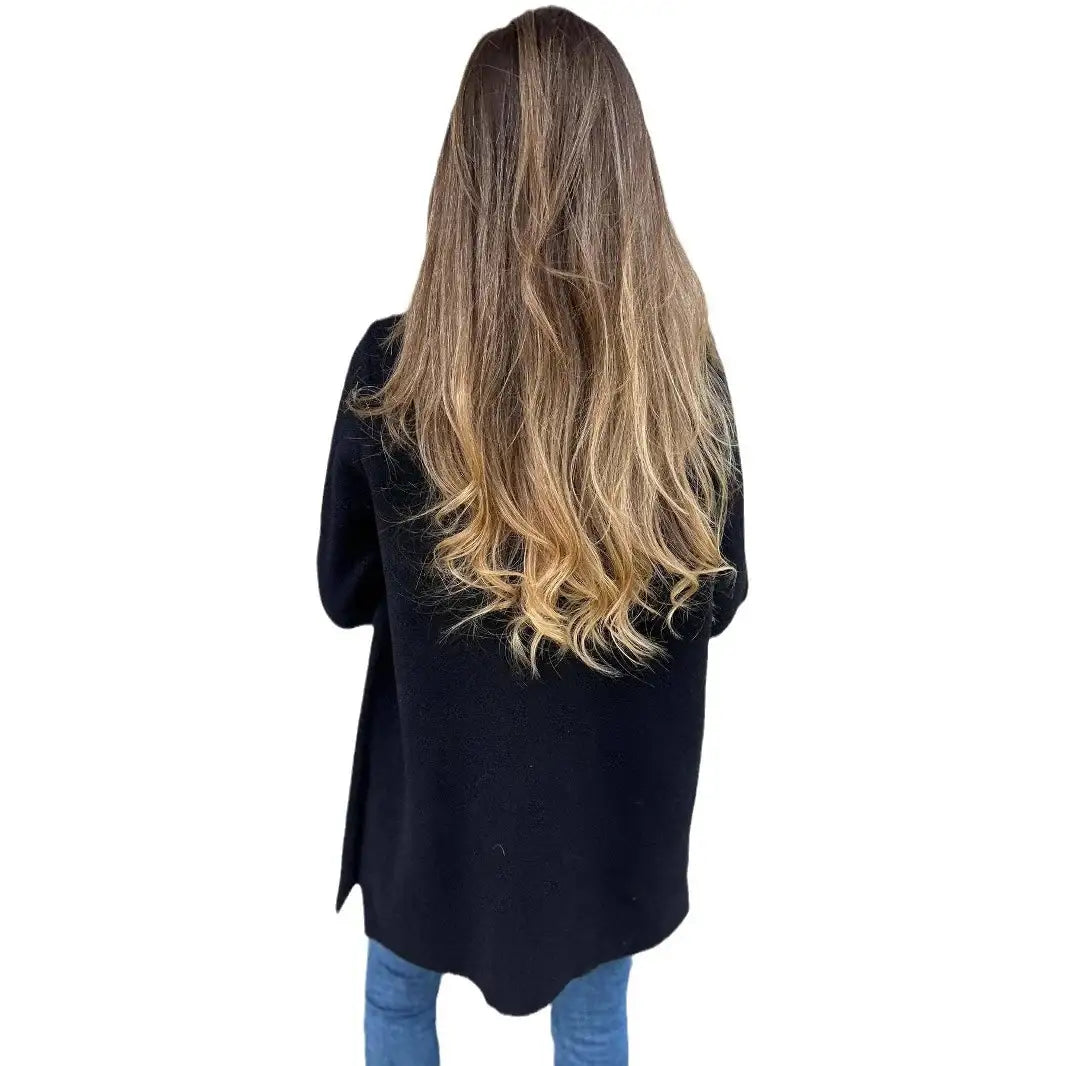 Schwarzer Cardigan, braunes Haar, Jeans, Damenmode bei IsabellBoutique030