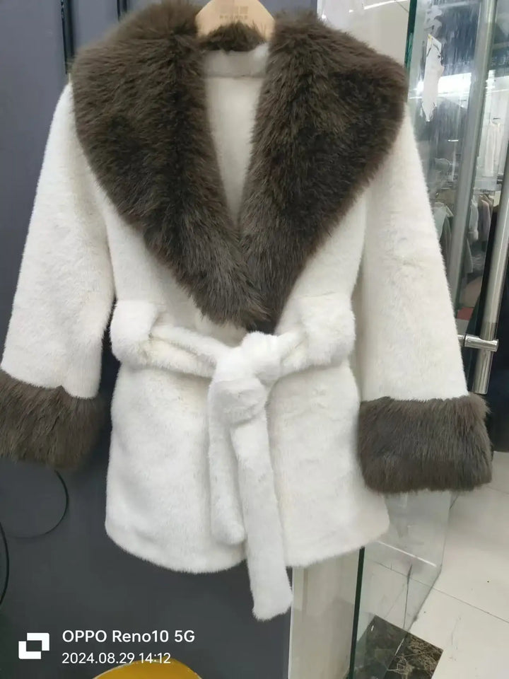 Weißer Damenmantel mit braunem Fellkragen und Ärmelabschlüssen, Bindegürtel, IsabellBoutique030
