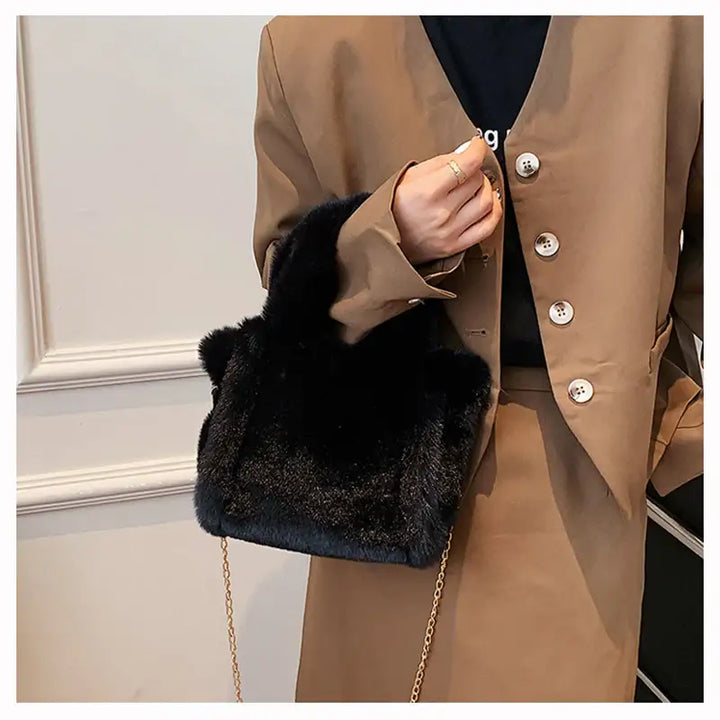 Wintertasche mit Kette – Plüsch Handtasche / Damen Schultertasche - Damenmode online kaufen | Isabell Boutique