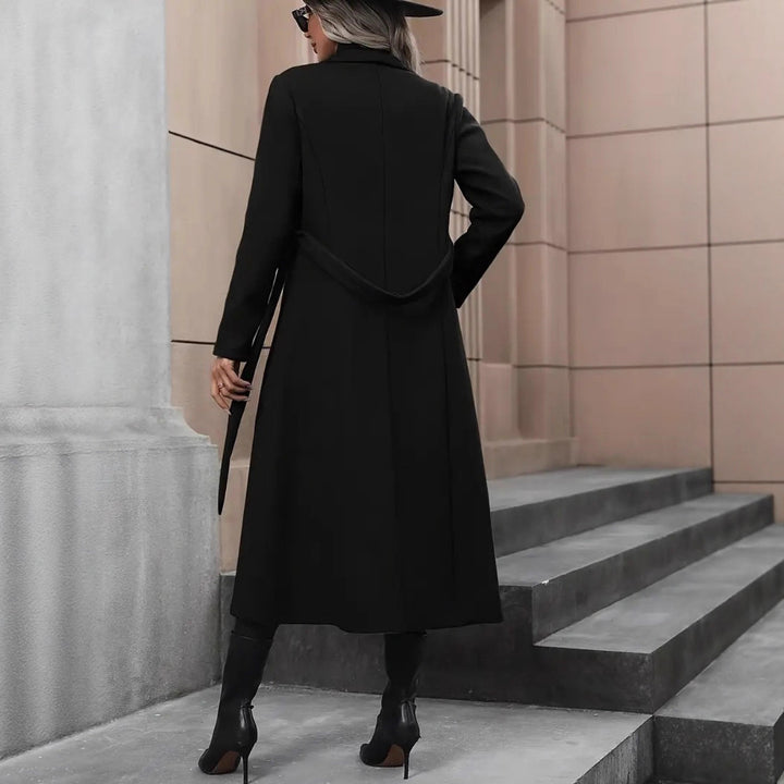 Schwarzer eleganter Mantel mit Gürtel, stilvoll getragen mit Stiefeln und Hut, IsabellBoutique030