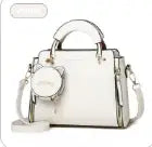 Weiße Handtasche mit Anhänger, klassisch ve elegant, IsabellBoutique030