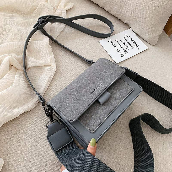 Kleine Umhängetasche im Kontrastfarben-Design (quadratisch) - Damenmode online kaufen | Isabell Boutique
