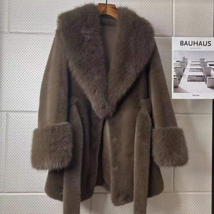 Brauner Damenmantel mit Pelzkragen und Manschetten, stilvoll bei IsabellBoutique030