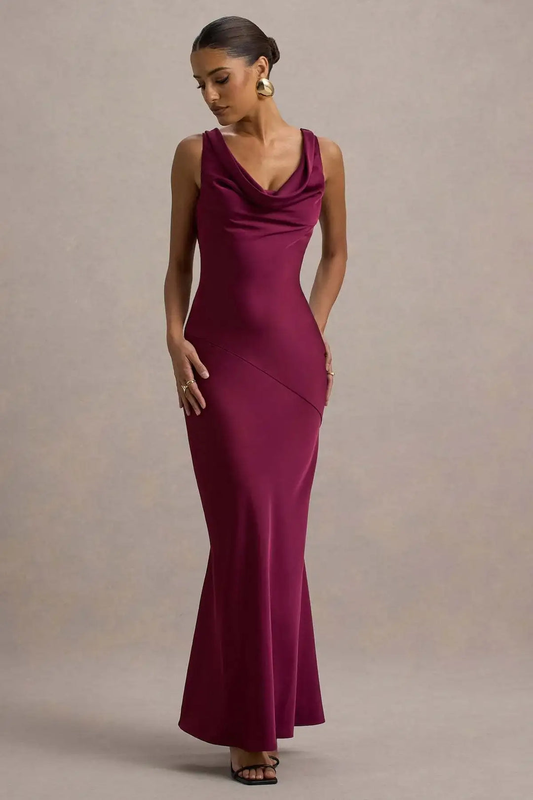 Elegantes, rückenfreies Premium-Satin-Kleid in Slim-Fit mit Meerjungfrau-Schnitt - Damenmode online kaufen | Isabell Boutique