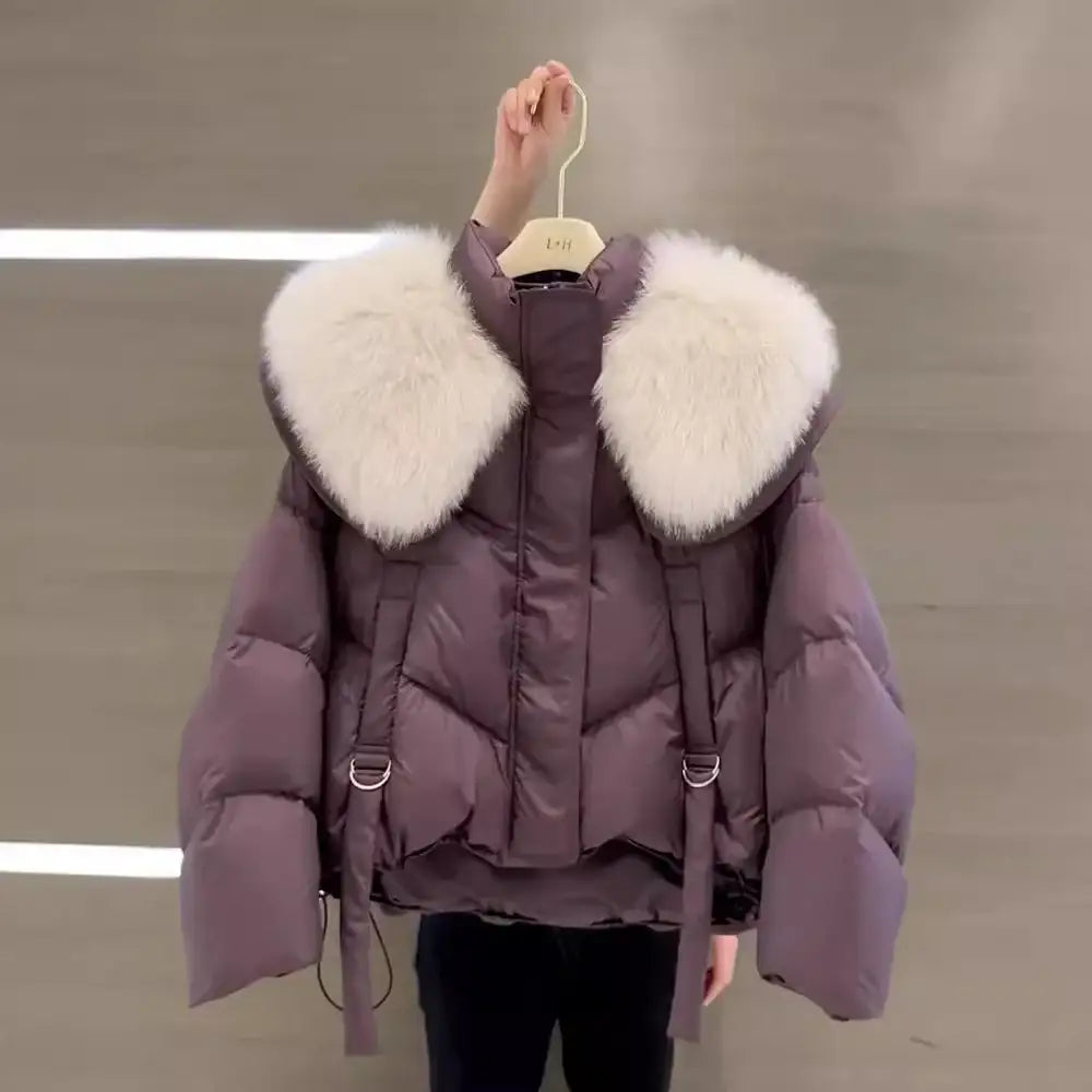 Damen Daunenjacke in Lila mit Kunstfellkragen. Warme Winterjacke. Jetzt bei IsabellBoutique030.