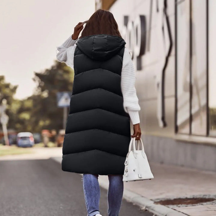 Schwarze Steppweste mit Kapuze, Damenmode, Streetstyle bei IsabellBoutique030