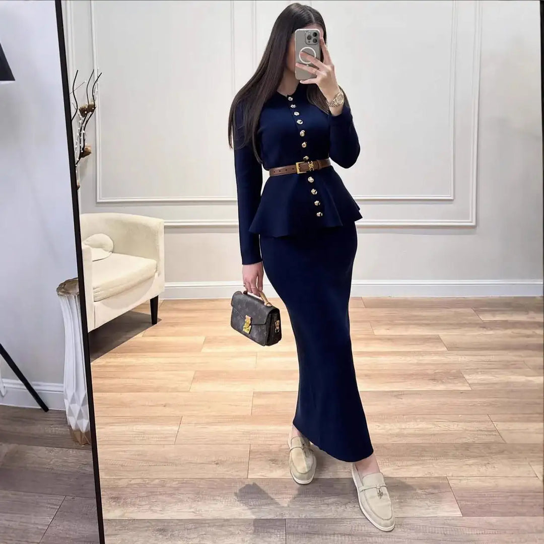 Dunkelblaue Peplum-Kleid mit goldenen Knöpfen und Gürtel. Elegantes Outfit für Damen, IsabellBoutique030
