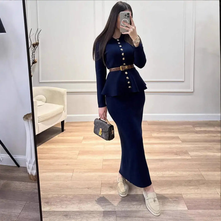 Dunkelblaue Peplum-Kleid mit goldenen Knöpfen und Gürtel. Elegantes Outfit für Damen, IsabellBoutique030