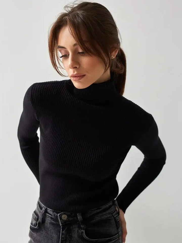 Schwarzer Rollkragenpullover für Damen im Rippstrick, trendige Mode. IsabellBoutique030