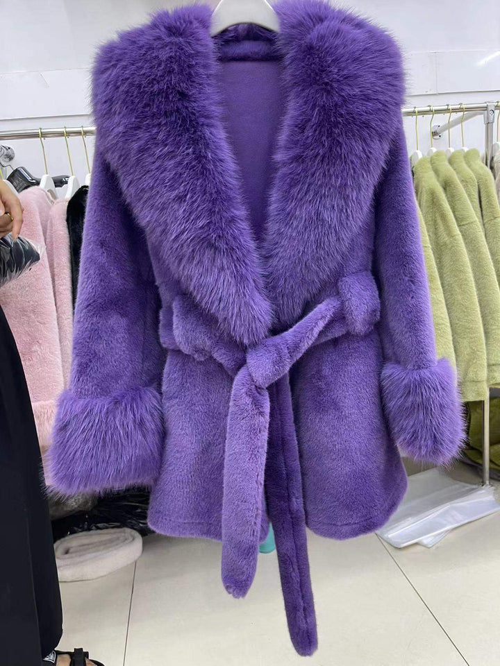 Lila Kunstfellmantel mit Gürtel und Pelzkragen, Damenmode bei IsabellBoutique030