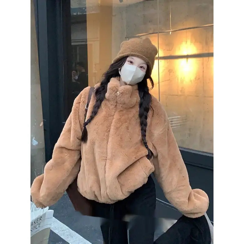 Braune Kunstfelljacke mit Mütze, geflochtenen Haaren und Maske, IsabellBoutique030