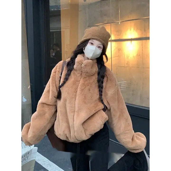 Braune Kunstfelljacke mit Mütze, geflochtenen Haaren und Maske, IsabellBoutique030