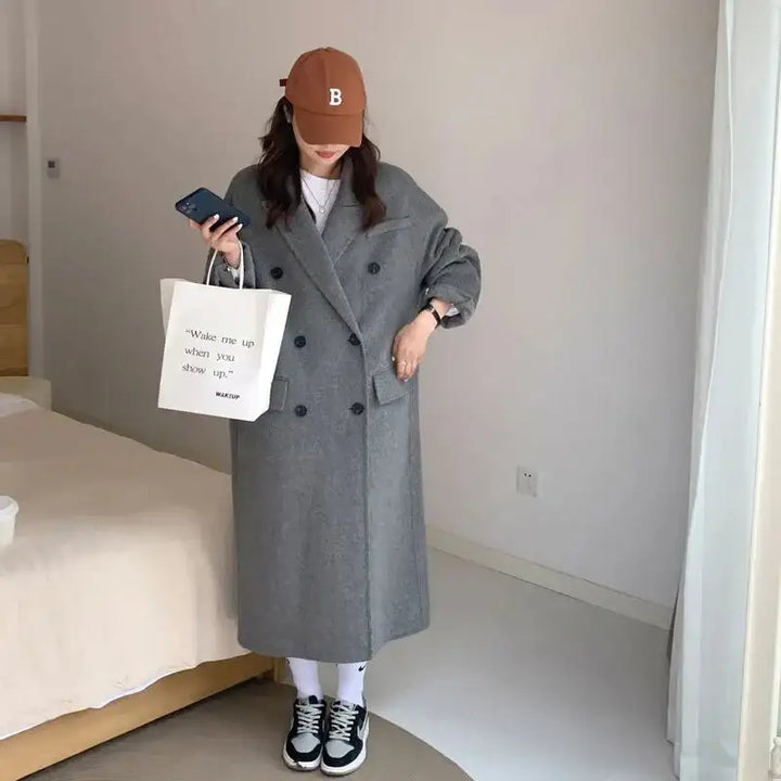 Grauer Damenmantel im Oversized-Stil, mit Knöpfen. Mode von IsabellBoutique030.