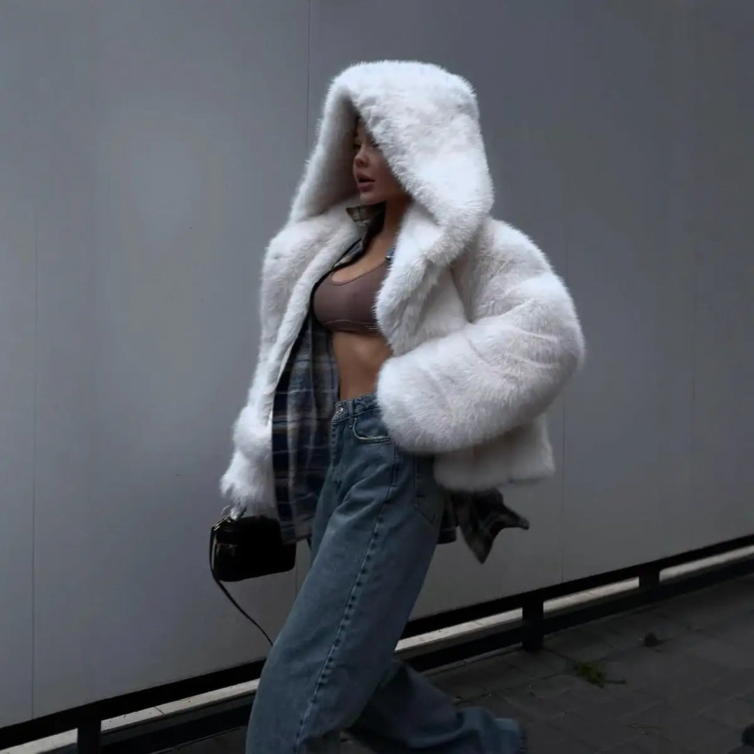 Weißer Kunstfellmantel mit Kapuze und Jeans, Streetstyle, bei IsabellBoutique030