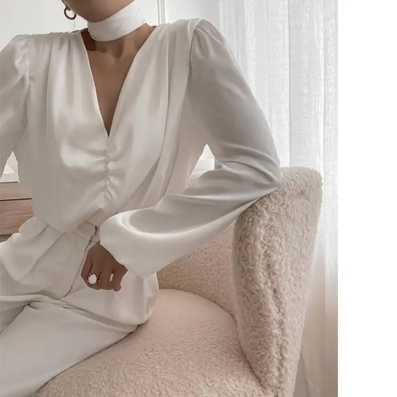Weißer Jumpsuit mit Choker-Halsband und Raffungen, eleganter Stil. IsabellBoutique030