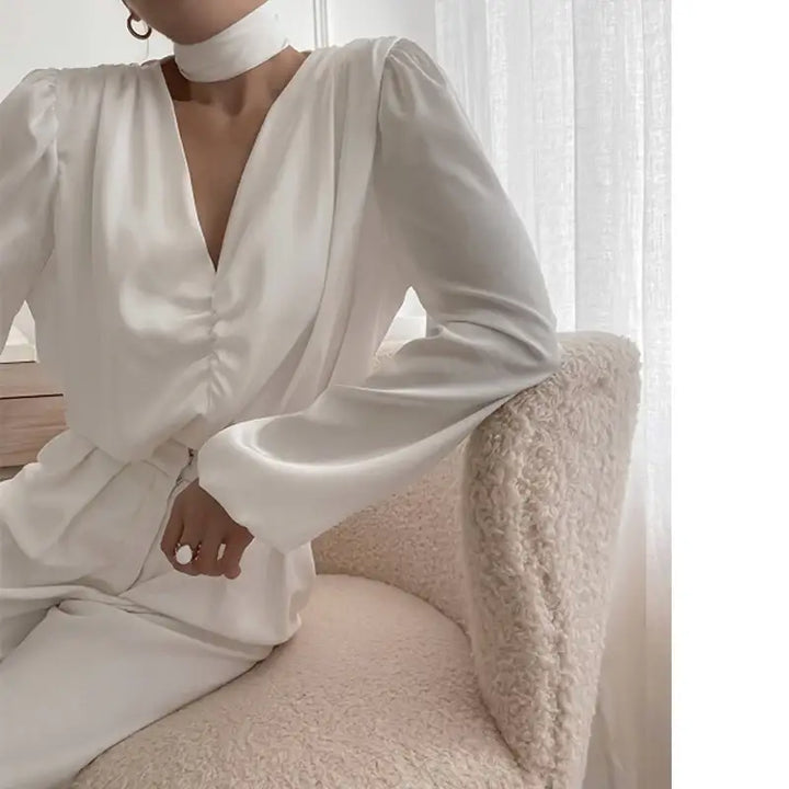 Weißer Jumpsuit mit Choker-Halsband und Raffungen, eleganter Stil. IsabellBoutique030