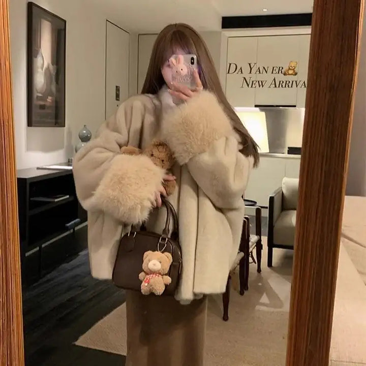 Beige Kunstfelljacke mit Fellärmeln, braune Handtasche, Teddybär-Anhänger, IsabellBoutique030