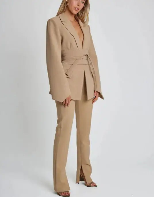 Beigefarbener Anzug mit Blazer &amp; Hose. Stilvolles Outfit für Damen. IsabellBoutique030