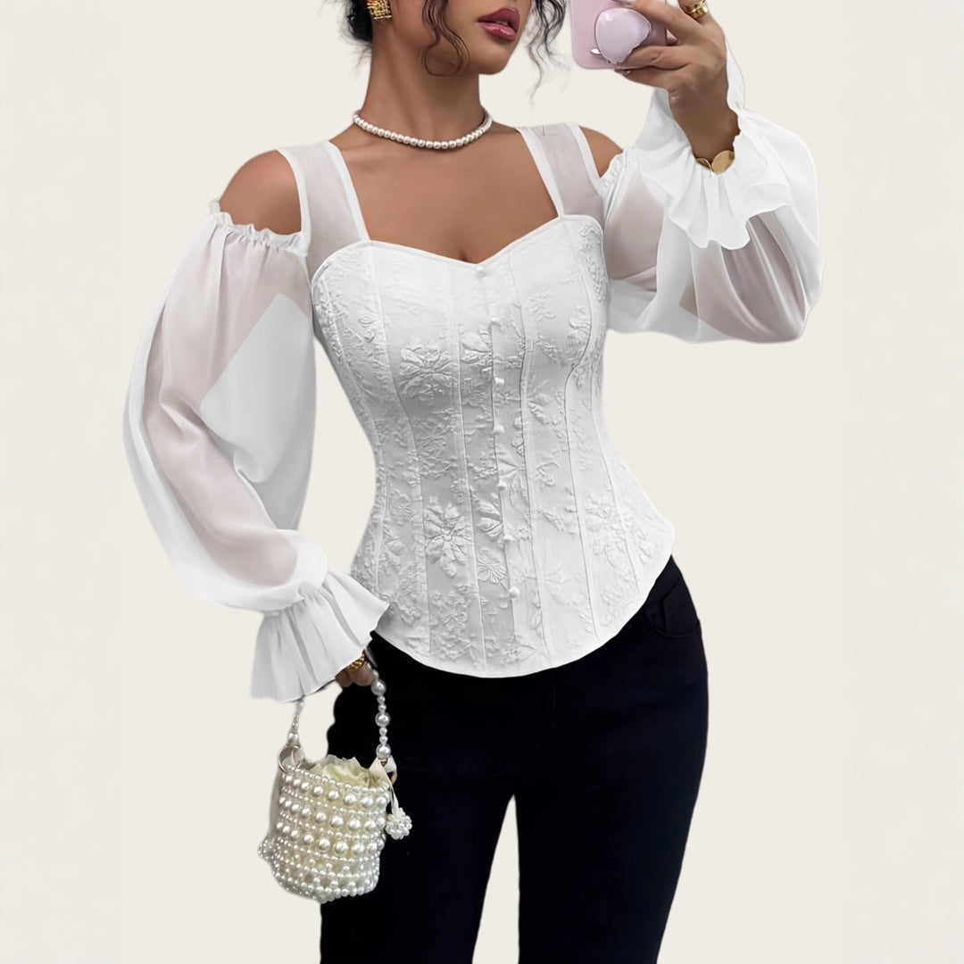 Weißes Spitzen-Top mit Puffärmeln und Schulterfreiem Design, elegant kombiniert mit Perlenkette, IsabellBoutique030
