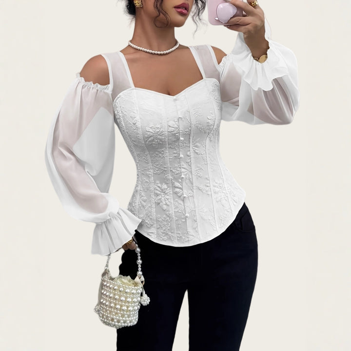 Weißes Spitzen-Top mit Puffärmeln und Schulterfreiem Design, elegant kombiniert mit Perlenkette, IsabellBoutique030
