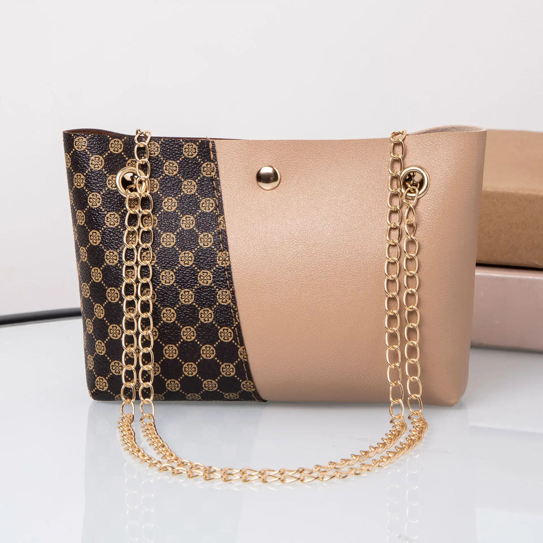 Beige Handtasche mit Kette und grafischem Muster. IsabellBoutique030