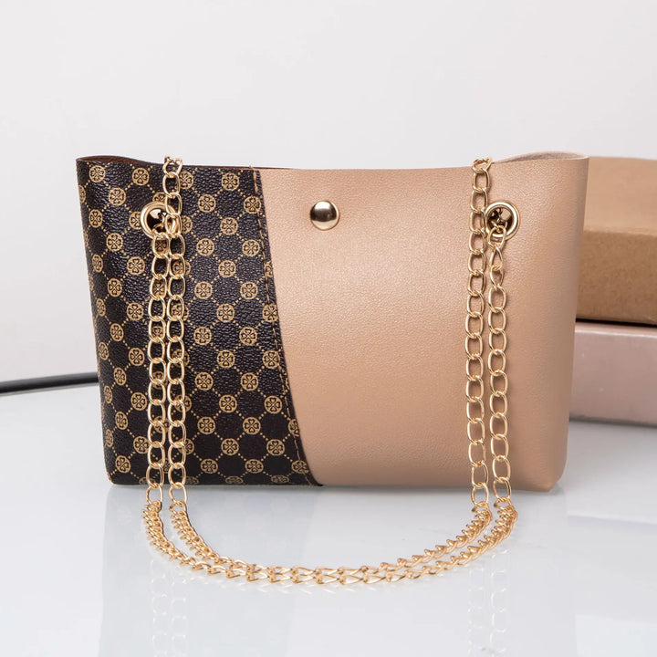 Beige Handtasche mit Kette und grafischem Muster. IsabellBoutique030