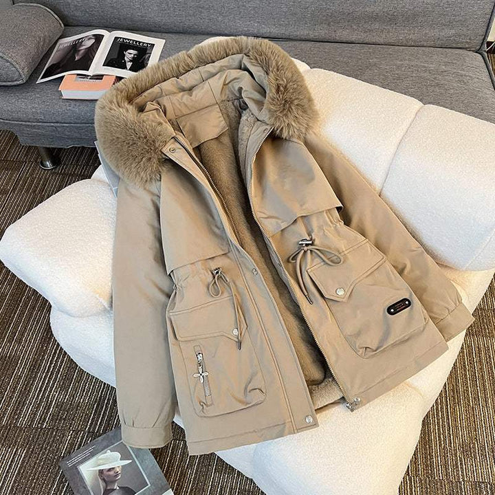 Beigefarbene Winterjacke mit Kapuze, Fellkragen und Taschen. Stilvolle Damenmode von IsabellBoutique030.
