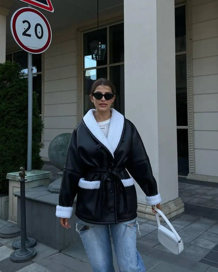 Schwarze Lederjacke mit weissem Fell, Jeans, Handtasche. IsabellBoutique030