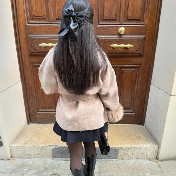 Beige Mantel mit Pelzbesatz, schwarzer Rock, Stiefel und Haarband – IsabellBoutique030