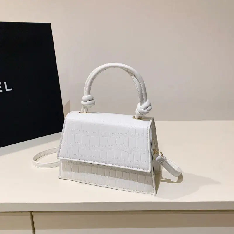 Weiße Handtasche mit Krokodil-Prägung, Henkel und Schulterriemen, IsabellBoutique030