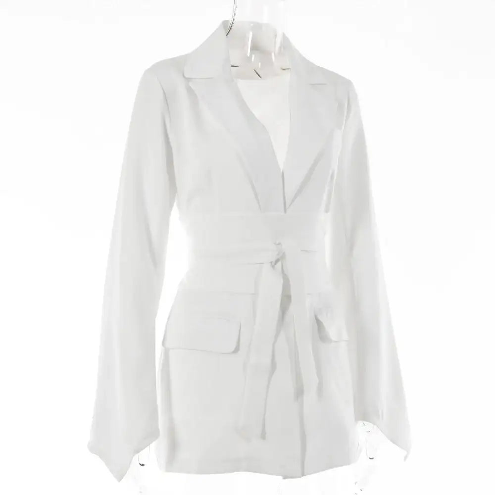 Weißes Blazer Kleid mit Bindegürtel, Taschen und langen Ärmeln. IsabellBoutique030
