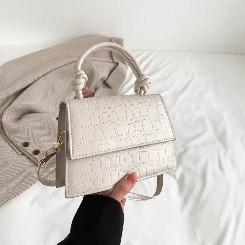 Cremehandtasche im Kroko-Design mit Knotenhenkel, IsabellBoutique030