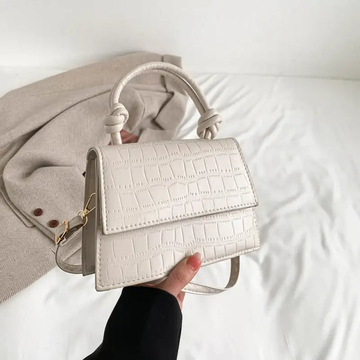 Cremehandtasche im Kroko-Design mit Knotenhenkel, IsabellBoutique030