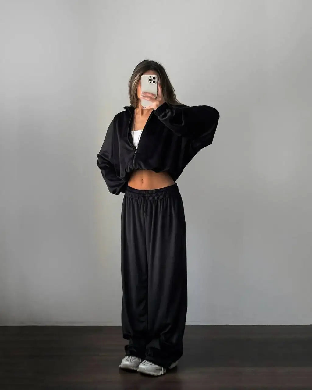 Schwarzes Sweatshirt-Set, Crop-Jacke ve weite Hose, Damenmode bei IsabellBoutique030