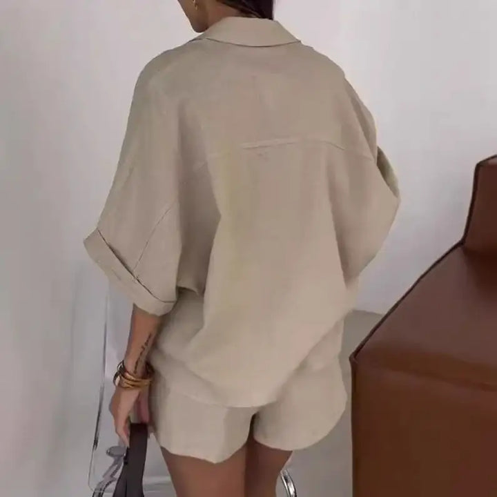 Modisches Damen-Zweiteiler-Set mit Polokragen, Halbarm-Oberteil und Shorts - Damenmode online kaufen | Isabell Boutique