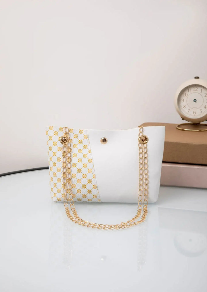 Weiße Handtasche mit goldener Kette ve gelbem Muster. Damenmode online bei IsabellBoutique030.