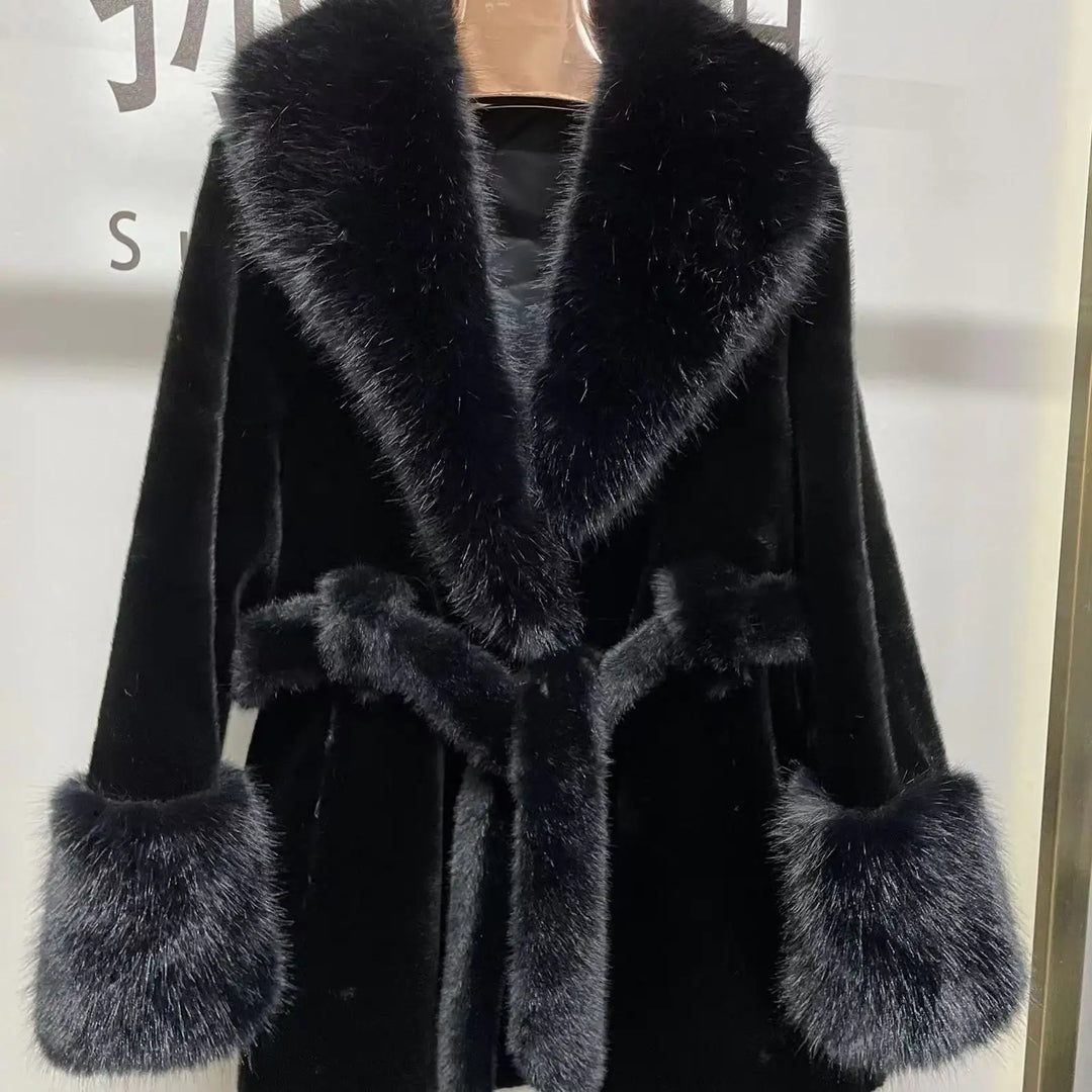 Schwarzer Mantel mit Fellkragen und Manschetten, Bindegürtel, Damenmode bei IsabellBoutique030