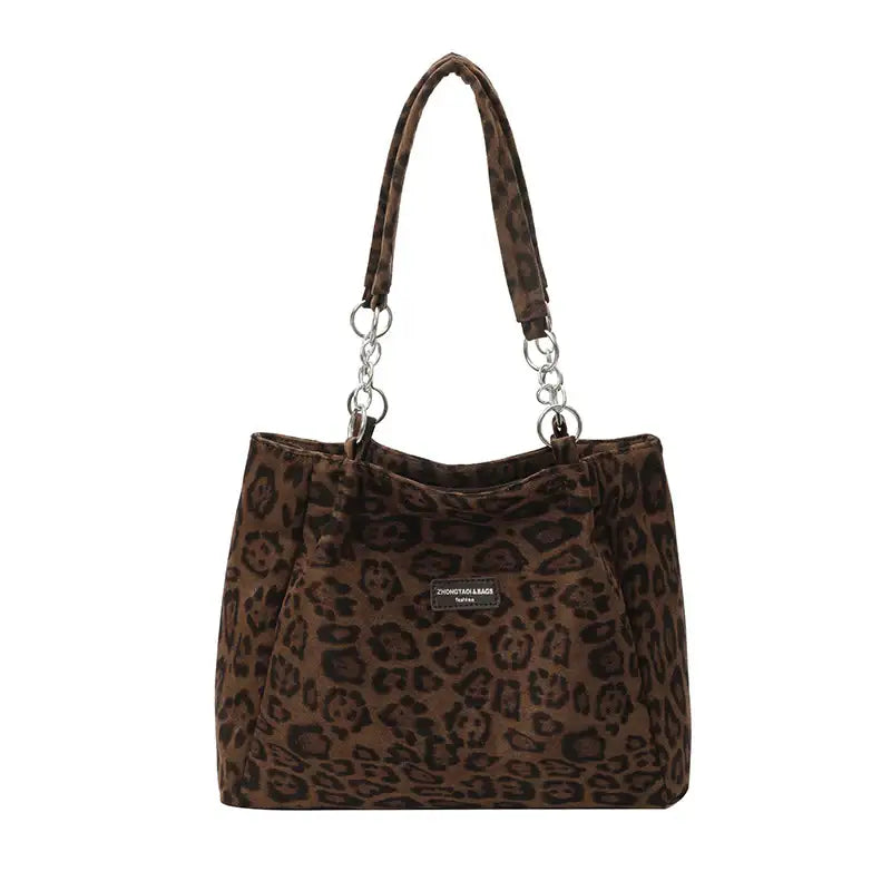 Braune Handtasche mit Leopardenmuster und Kettenhenkel. Damenmode bei IsabellBoutique030