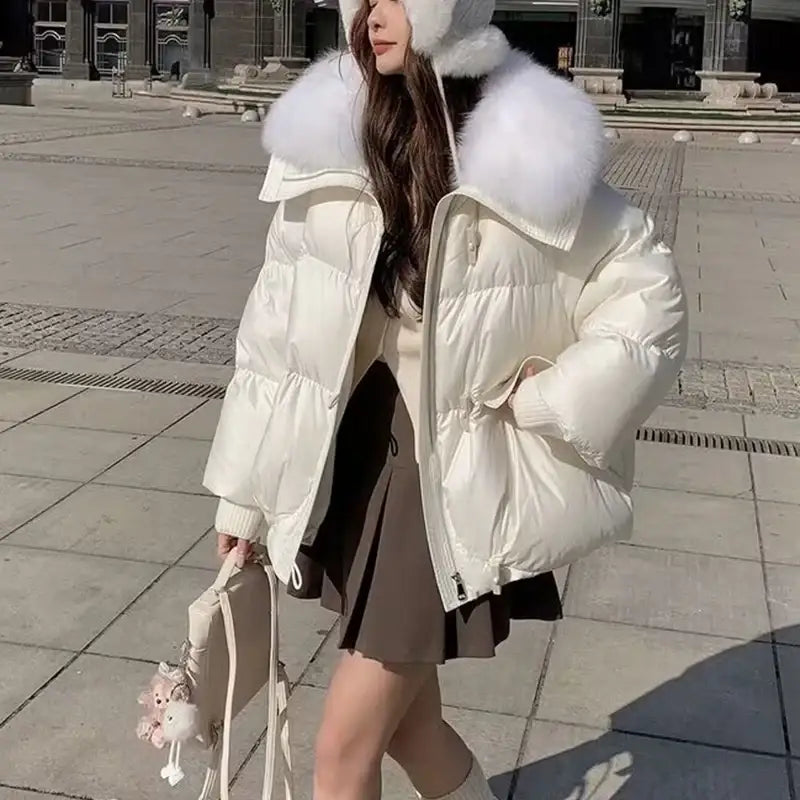 Weiß glänzende Daunenjacke mit Kapuze und Pelzkragen, Wintermode für Damen bei IsabellBoutique030