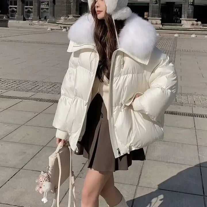 Weiß glänzende Daunenjacke mit Kapuze und Pelzkragen, Wintermode für Damen bei IsabellBoutique030
