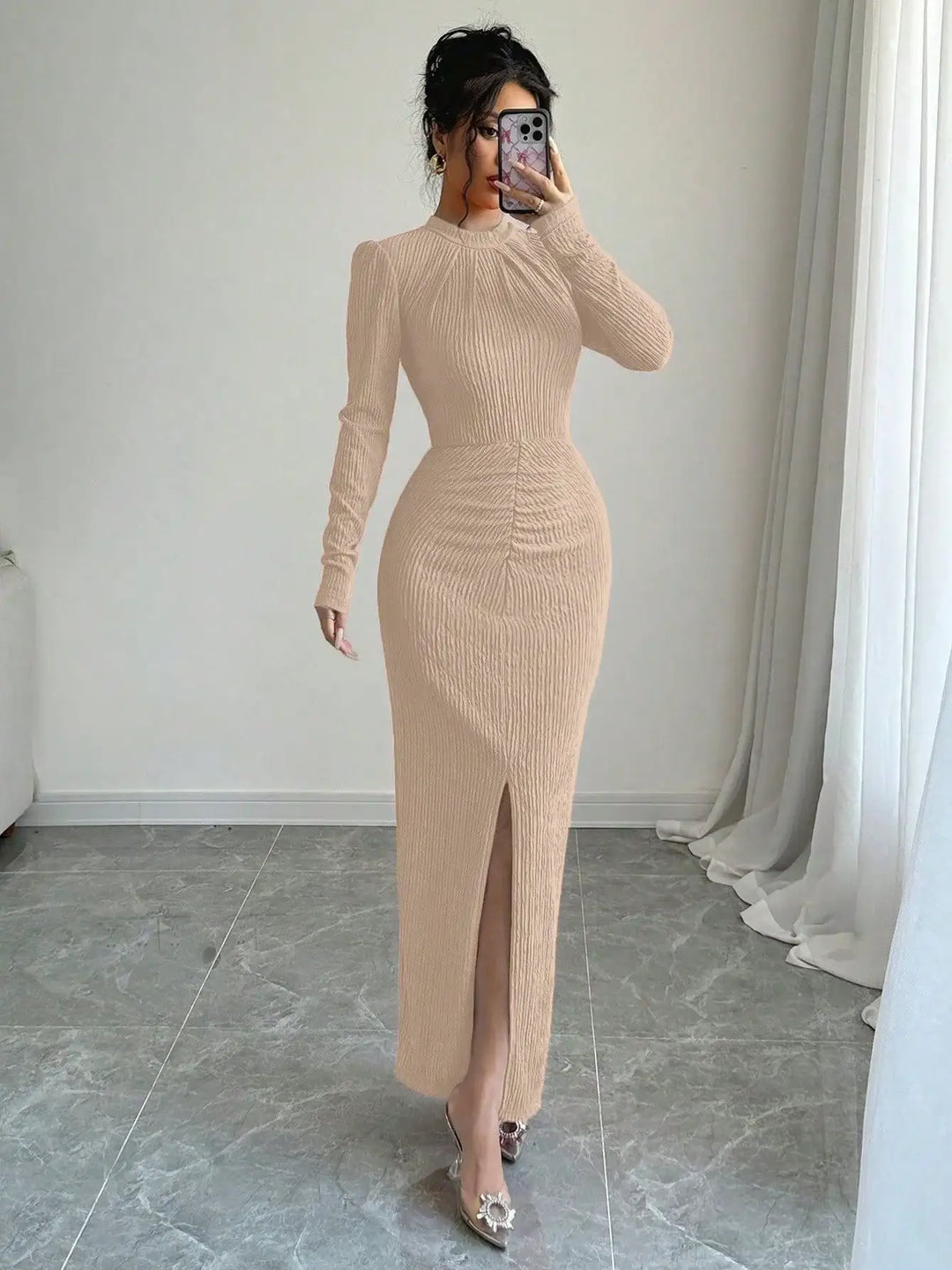Figurbetontes Etuikleid mit Rundhalsausschnitt, taillierter Passform und Schlitz - Damenmode online kaufen | Isabell Boutique