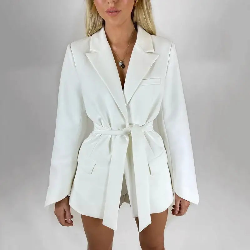 Weißer Blazer mit Bindegürtel, eleganter Stil. Damenmode bei IsabellBoutique030