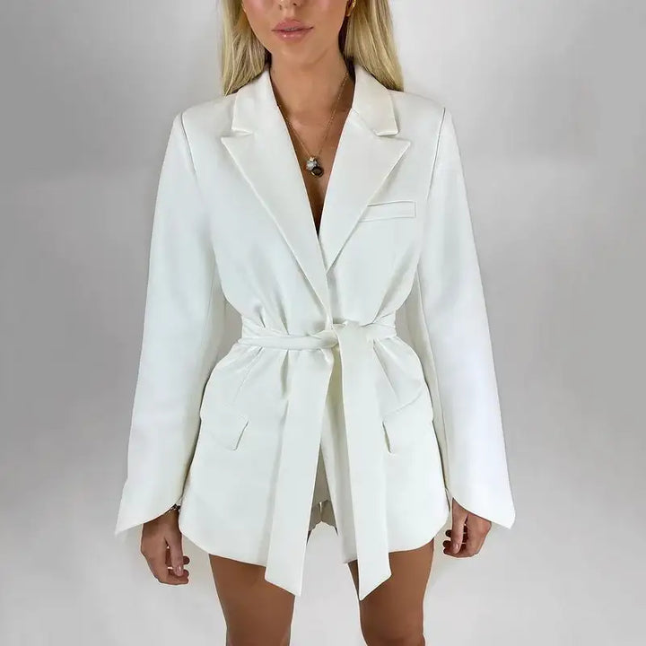 Weißer Blazer mit Bindegürtel, eleganter Stil. Damenmode bei IsabellBoutique030