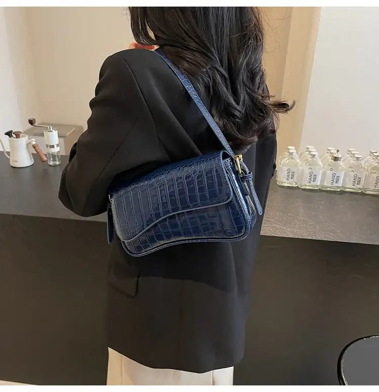 Dunkelblaue Kroko-Tasche mit Schulterriemen, elegante Damenmode bei IsabellBoutique030