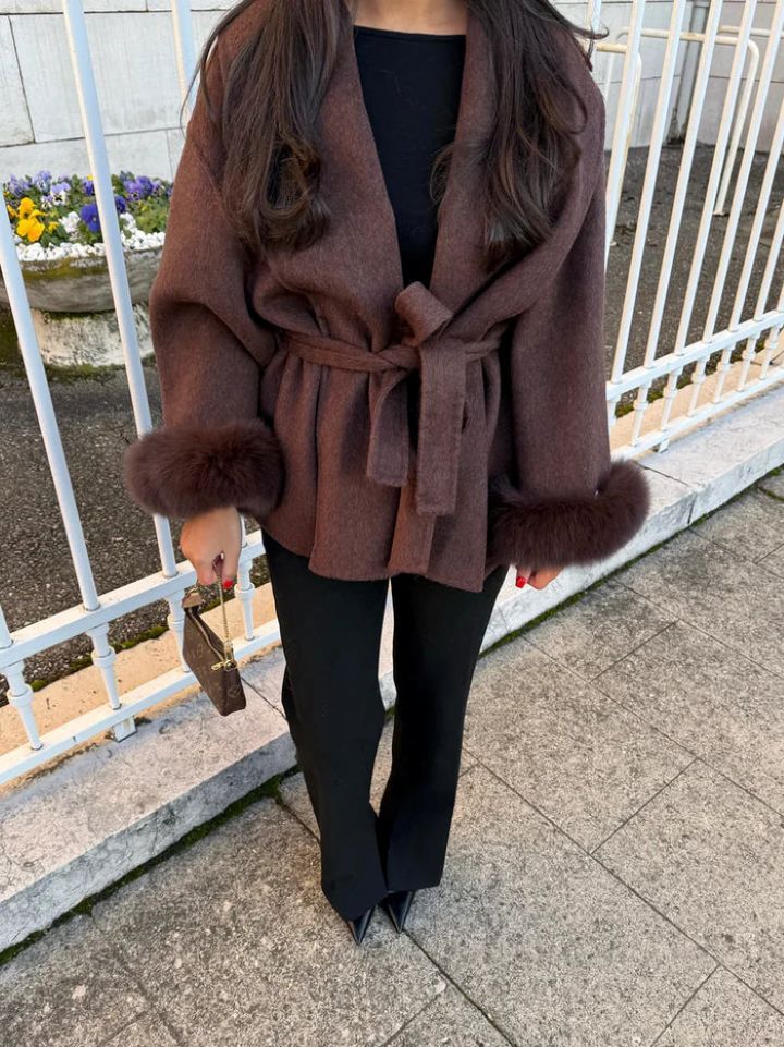 Brauner Mantel mit Pelzbesatz und Gürtel, stilvoll kombiniert mit schwarzer Hose und Top, IsabellBoutique030