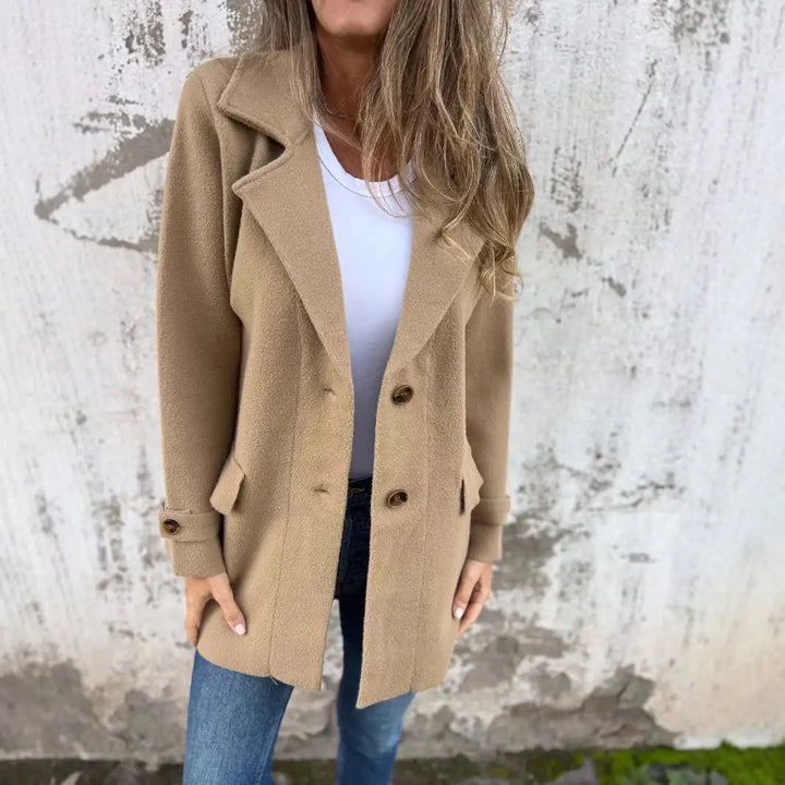 Beigefarbener Wollmantel mit Knöpfen, Jeans, Damenmode bei IsabellBoutique030
