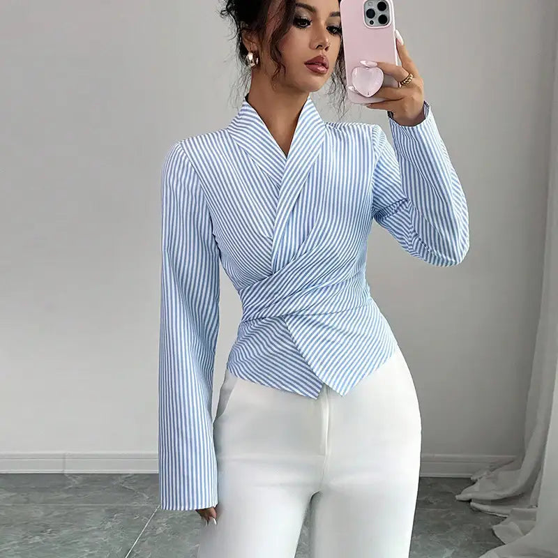 Elegante Damenbluse mit Streifen, langen Ärmeln und dekorativem Trägerdetail - Damenmode online kaufen | Isabell Boutique